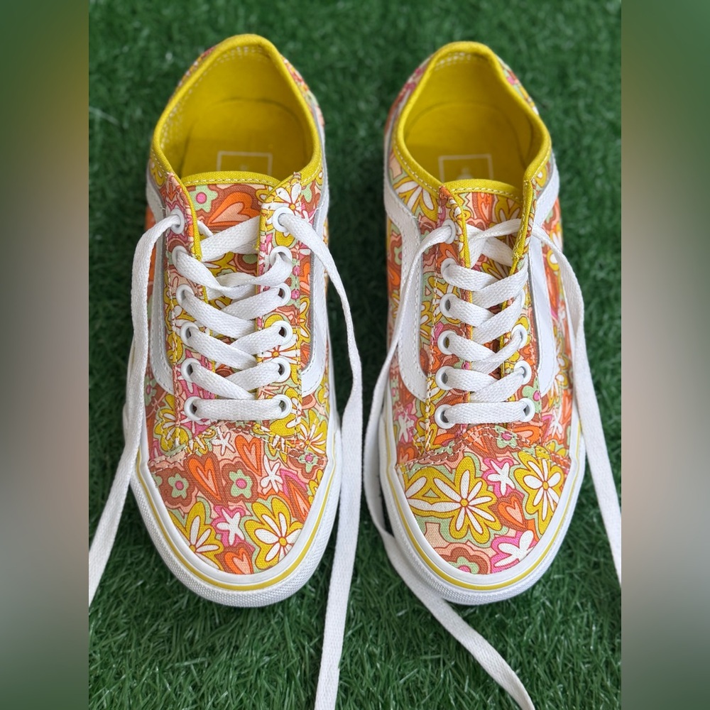 Van’s Women Floral Patterned Sneakers Size 6